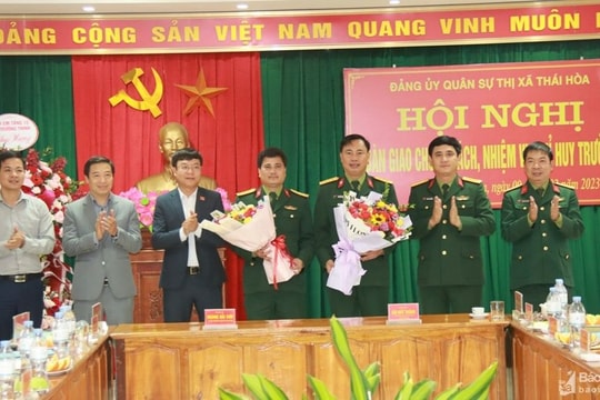Bàn giao chức trách, nhiệm vụ Chỉ huy trưởng Ban chỉ huy Thị xã Thái Hòa
