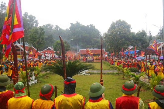 Đền Quả Sơn khai hội trong mưa lớn
