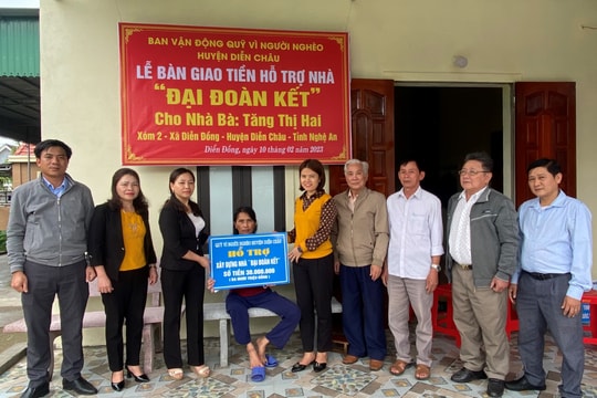 Bàn giao tiền hỗ trợ làm nhà Đại đoàn kết cho hộ nghèo ở huyện Diễn Châu