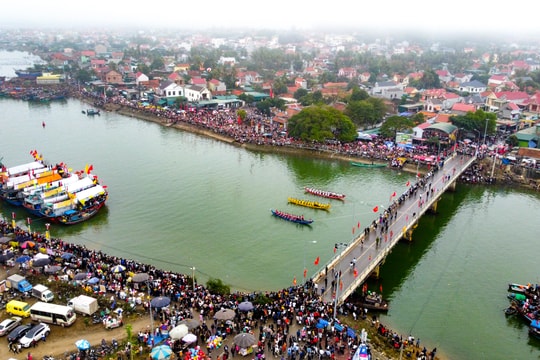 Xem hội đua thuyền truyền thống tại Lễ hội Đền Cờn