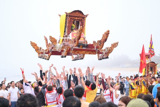 Trai làng biển tung kiệu, chạy Ói cầu ngư