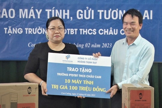 Trao tặng 10 máy tính cho Trường PTDTBT THCS Châu Cam (Con Cuông)
