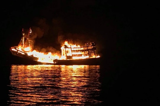 Tàu đánh cá bốc cháy, 10 thuyền viên lênh đênh trên biển 26 tiếng