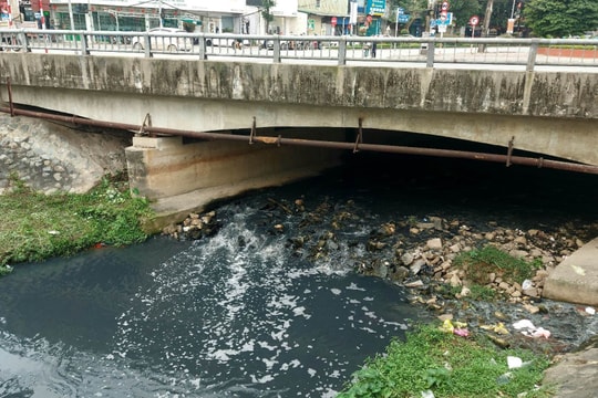 Bùn lấp cống, giếng, hố ga…, nước thải tràn vào, Kênh Bắc ‘như sông Tô Lịch’