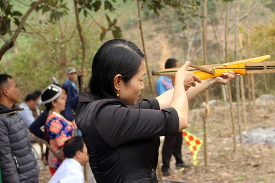 Những màn trổ tài bắn nỏ, ném còn tại Lễ hội Đền Pu Nhạ Thầu