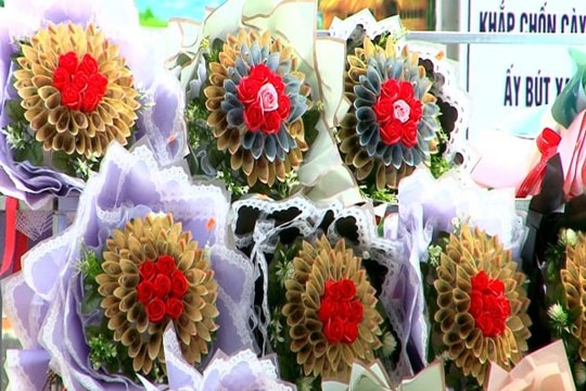 Dịp lễ Tình nhân 14/2: Cẩn trọng với những giỏ hoa cuốn từ tiền thật