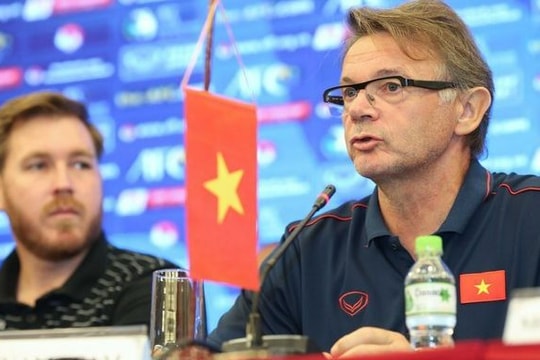 Tân thuyền trưởng tuyển Việt Nam nhận lương ‘khủng’; Cầu thủ phạm lỗi thô bạo với Hoàng Đức bị cấm thi đấu 3 trận