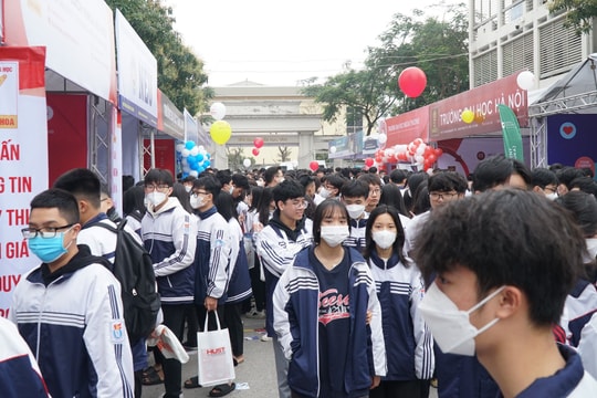 Hàng nghìn học sinh tham gia Ngày hội tư vấn tuyển sinh - hướng nghiệp 2023