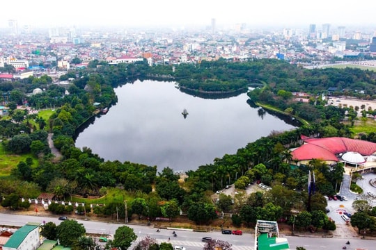 Thành phố Vinh đề nghị Công ty cổ phần Trung Long lên phương án nạo vét bùn hồ Công viên Trung tâm