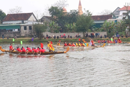 Hàng nghìn người theo dõi giải đua thuyền rồng trên hồ Diệu Ốc