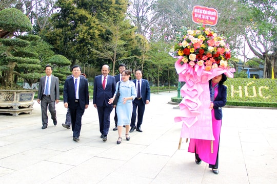 Đại sứ Ấn Độ dâng hương tại Khu Di tích Quốc gia đặc biệt Kim Liên 