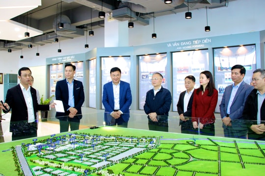 Thứ trưởng Bộ Ngoại giao cùng 15 đại sứ thăm, làm việc tại các khu công nghiệp WHA và VSIP Nghệ An 