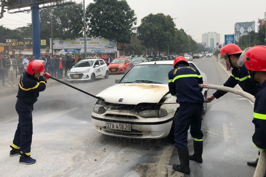 Xe ô tô bất ngờ bốc cháy trên đường Trần Phú (TP. Vinh)
