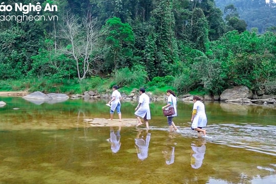 Cán bộ y tế Nghệ An lặng thầm 'bám dân, bám bản'