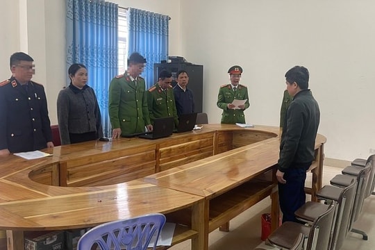 Bắt hiệu trưởng tiểu học ở huyện vùng cao Kỳ Sơn