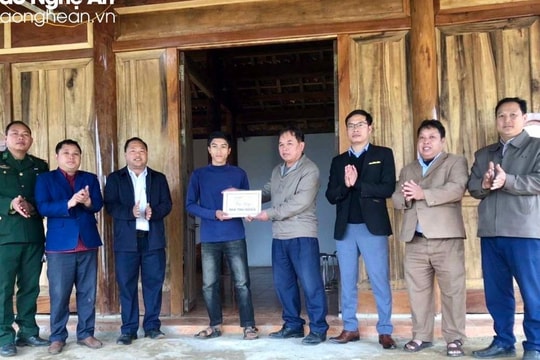 Bàn giao 10 ngôi nhà tình nghĩa cho người dân xã biên giới Na Ngoi (Kỳ Sơn)