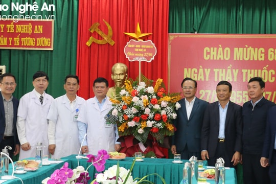 Lãnh đạo HĐND tỉnh chúc mừng các đơn vị y tế nhân ngày 27/2