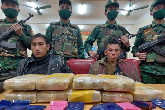 Trao thưởng vụ bắt 2 đối tượng người nước ngoài vận chuyển lượng lớn ma túy xâm nhập biên giới ở Nghệ An