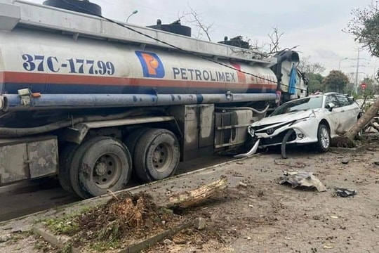 Xe bồn đâm xe 4 chỗ, tài xế thoát nạn hi hữu