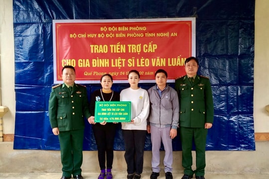 Bộ đội Biên phòng Nghệ An trao kinh phí trợ cấp cho gia đình liệt sĩ ở huyện Quế Phong 