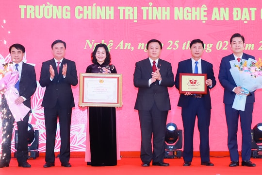 Trường Chính trị tỉnh Nghệ An đón Bằng công nhận đạt chuẩn mức 1