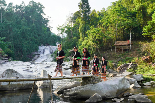 Phụ nữ xã biên giới của Nghệ An hỗ trợ nhau làm du lịch cộng đồng 
