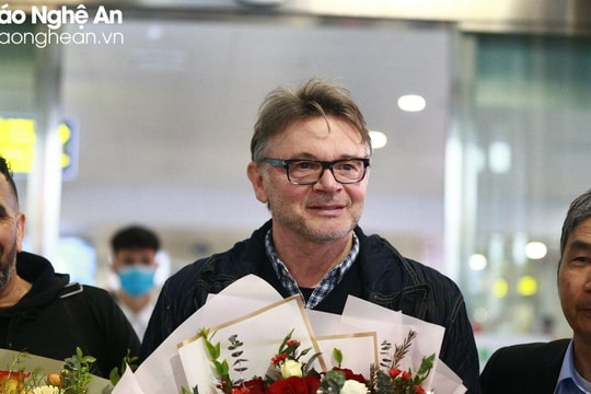 Huấn luyện viên Philippe Troussier có mặt tại Việt Nam, sẵn sàng ngồi vào ghế ‘nóng’