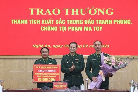 Trao thưởng thành tích xuất sắc trong đấu tranh phòng chống ma túy cho Bộ đội Biên phòng Nghệ An