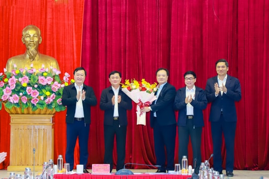 Thường trực Tỉnh ủy Nghệ An gặp mặt cán bộ nghỉ hưu