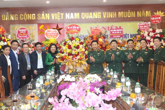 Bộ Tư lệnh Quân khu 4 thăm, chúc mừng các đơn vị y tế nhân ngày Thầy thuốc Việt Nam 