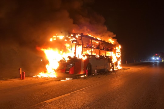 Ô tô khách phát hỏa, cháy rụi trên đường tránh Vinh