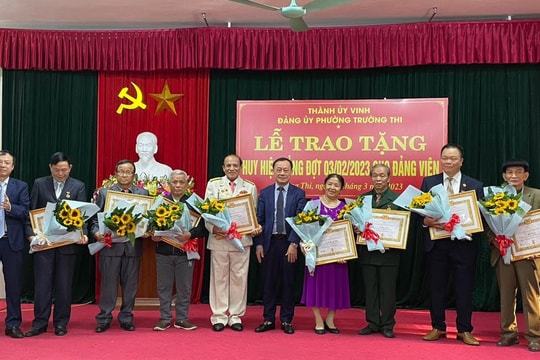 Bí thư Thành ủy Vinh trao Huy hiệu Đảng cho đảng viên 75 năm tuổi Đảng 