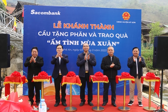 Sacombank khánh thành cầu dân sinh và trao quà cho hộ nghèo Kỳ Sơn