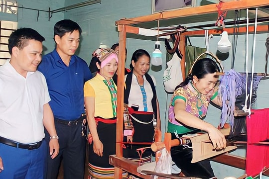 Trao 'cần câu' thoát nghèo cho phụ nữ vùng cao Nghệ An