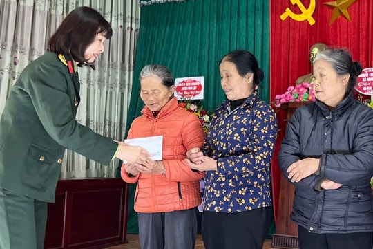 Viettel Nghệ An tặng quà tới phụ nữ có hoàn cảnh khó khăn ở Nghi Lộc