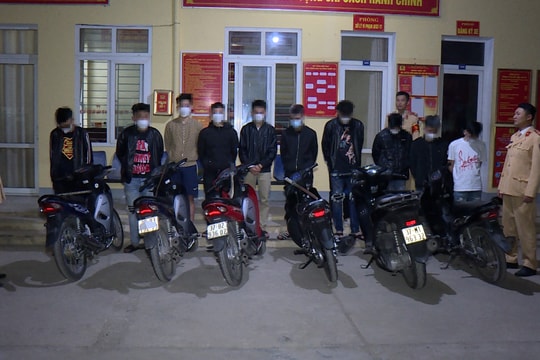 Video: Triệu tập nhóm thanh thiếu niên điều khiển xe máy mang theo hung khí