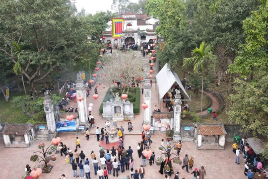 Hàng nghìn người nô nức trẩy hội Đền Cuông 