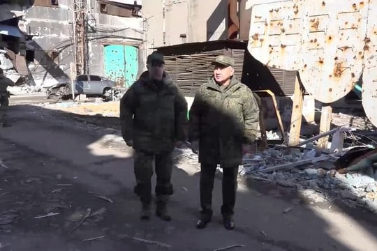 Bộ trưởng Quốc phòng Nga bất ngờ đến thăm binh sĩ ở Ukraine