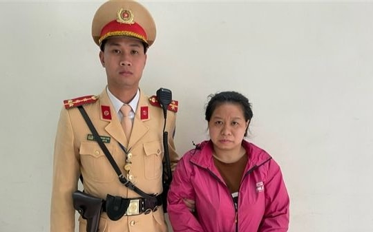 CSGT truy đuổi khống chế 'nữ quái' lừa mượn điện thoại trên phố