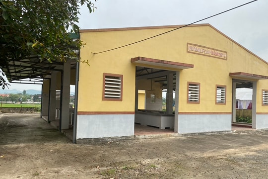 Đô Lương: Chợ mới bỏ hoang, tiểu thương dựng lều lán tạm bợ để bán hàng