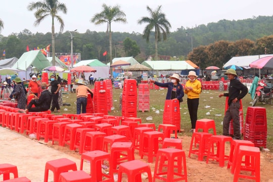 Nghề 'rải ghế thu tiền' mùa lễ hội