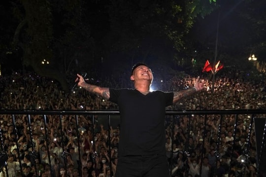 Tuấn Hưng trích 10% hợp đồng tất cả show diễn để ủng hộ người nghèo