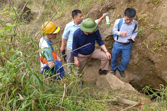 Quỳ Hợp: Quyết liệt xử lý, lấp cửa hang do người dân đào bới mót quặng trái phép