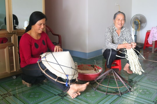 Thương nhớ nghề làm nón lá Đồng Văn