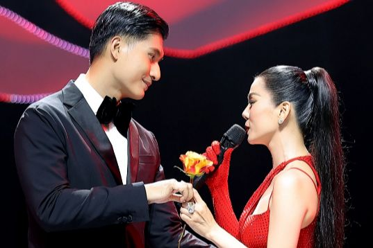 Lệ Quyên lần đầu công khai tình tứ với bạn trai trên sân khấu