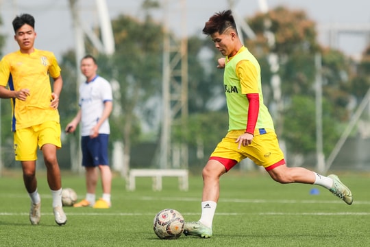 Cầu thủ U17 Sông Lam Nghệ An gặp khó vì sân cỏ nhân tạo