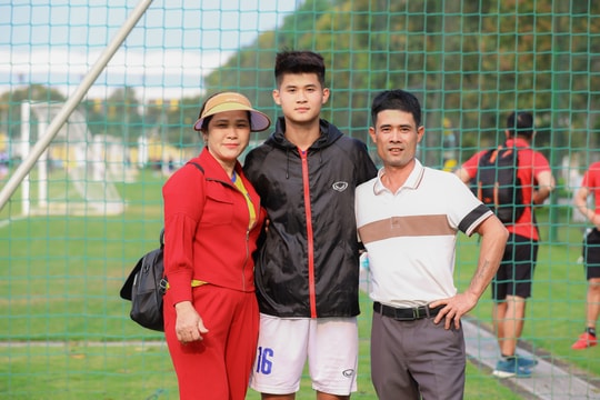 Các cầu thủ U17 Sông Lam Nghệ An hạnh phúc khi được gia đình tiếp lửa