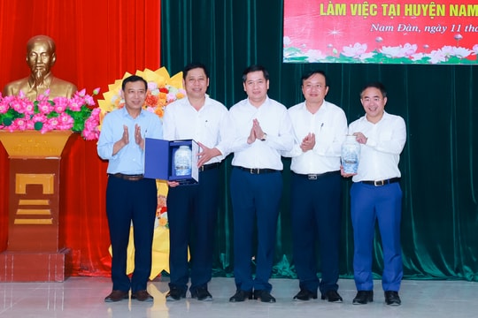 Các đồng chí Ủy viên dự khuyết Ban Chấp hành Trung ương Đảng khóa XIII khảo sát thực tế xây dựng nông thôn mới tại huyện Nam Đàn