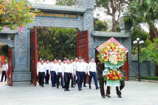 Lớp bồi dưỡng các Ủy viên dự khuyết Ban Chấp hành Trung ương Đảng dâng hương tưởng niệm Chủ tịch Hồ Chí Minh