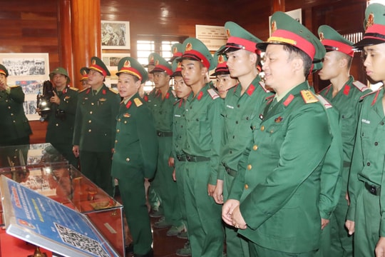 Đoàn thanh niên các đơn vị bộ đội dâng hương Đại tướng Chu Huy Mân